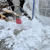 Am Sonntagmorgen erlebten die Helfer des Adventsmarkts der Feuerwehr Hergensweiler eine böse Überraschung. Der schwere, nasse Schnee, der in der Nacht gefallen war, hatte zahlreiche Zelte einstürzen lassen. Auch in Lindenberg im Allgäu fiel über Nacht 26 Zentimeter Neuschnee.