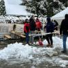 Am Sonntagmorgen erlebten die Helfer des Adventsmarkts der Feuerwehr Hergensweiler eine böse Überraschung. Der schwere, nasse Schnee, der in der Nacht gefallen war, hatte zahlreiche Zelte einstürzen lassen. Auch in Lindenberg im Allgäu fiel über Nacht 26 Zentimeter Neuschnee.