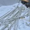 Am Sonntagmorgen erlebten die Helfer des Adventsmarkts der Feuerwehr Hergensweiler eine böse Überraschung. Der schwere, nasse Schnee, der in der Nacht gefallen war, hatte zahlreiche Zelte einstürzen lassen. Auch in Lindenberg im Allgäu fiel über Nacht 26 Zentimeter Neuschnee.