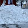 Am Sonntagmorgen erlebten die Helfer des Adventsmarkts der Feuerwehr Hergensweiler eine böse Überraschung. Der schwere, nasse Schnee, der in der Nacht gefallen war, hatte zahlreiche Zelte einstürzen lassen. Auch in Lindenberg im Allgäu fiel über Nacht 26 Zentimeter Neuschnee.