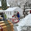 Am Sonntagmorgen erlebten die Helfer des Adventsmarkts der Feuerwehr Hergensweiler eine böse Überraschung. Der schwere, nasse Schnee, der in der Nacht gefallen war, hatte zahlreiche Zelte einstürzen lassen. Auch in Lindenberg im Allgäu fiel über Nacht 26 Zentimeter Neuschnee.