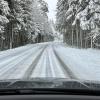 Am Sonntagmorgen erlebten die Helfer des Adventsmarkts der Feuerwehr Hergensweiler eine böse Überraschung. Der schwere, nasse Schnee, der in der Nacht gefallen war, hatte zahlreiche Zelte einstürzen lassen. Auch in Lindenberg im Allgäu fiel über Nacht 26 Zentimeter Neuschnee.