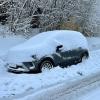 Am Sonntagmorgen erlebten die Helfer des Adventsmarkts der Feuerwehr Hergensweiler eine böse Überraschung. Der schwere, nasse Schnee, der in der Nacht gefallen war, hatte zahlreiche Zelte einstürzen lassen. Auch in Lindenberg im Allgäu fiel über Nacht 26 Zentimeter Neuschnee.