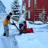 Am Sonntagmorgen erlebten die Helfer des Adventsmarkts der Feuerwehr Hergensweiler eine böse Überraschung. Der schwere, nasse Schnee, der in der Nacht gefallen war, hatte zahlreiche Zelte einstürzen lassen. Auch in Lindenberg im Allgäu fiel über Nacht 26 Zentimeter Neuschnee.