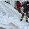 Am Sonntagmorgen erlebten die Helfer des Adventsmarkts der Feuerwehr Hergensweiler eine böse Überraschung. Der schwere, nasse Schnee, der in der Nacht gefallen war, hatte zahlreiche Zelte einstürzen lassen. Auch in Lindenberg im Allgäu fiel über Nacht 26 Zentimeter Neuschnee.