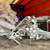Am Sonntagmorgen erlebten die Helfer des Adventsmarkts der Feuerwehr Hergensweiler eine böse Überraschung. Der schwere, nasse Schnee, der in der Nacht gefallen war, hatte zahlreiche Zelte einstürzen lassen. Auch in Lindenberg im Allgäu fiel über Nacht 26 Zentimeter Neuschnee.