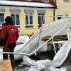 Am Sonntagmorgen erlebten die Helfer des Adventsmarkts der Feuerwehr Hergensweiler eine böse Überraschung. Der schwere, nasse Schnee, der in der Nacht gefallen war, hatte zahlreiche Zelte einstürzen lassen. Auch in Lindenberg im Allgäu fiel über Nacht 26 Zentimeter Neuschnee.