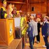 Ein Internationales Treffen des Männerbundes "Schlaraffia bey den Sieben Schwaben" mit 300 Gästen fand in der Dampfsäg in Sontheim statt. Dieser Männerbund wurde schon 1859 in Prag gegründet und hat ein hehres Ziel, nämlich der Kunst, dem Humor und der Freundschaft zu huldigen. Eingerahmt wird dies alles in ein Spiel, das aus Knappen, Junkern und Rittern besteht. Brechend voll war am Abend die Dampfsäg mit über 300 Gästen aus 44 "Reychen" aus ganz Deutschland, Österreich und der Schweiz.
Ein Abend mit den "Schlaraffia bey den Sieben Schwaben"
Der erste "Ambtliche Teil" des Festabends umfasste die Begrüßung der Mitglieder und die Einweihung der Festburg mit Schwert und Orden durch den "Fungierenden Oberschlaraffen des Äußern". Danach folgte die Begrüßung und es wurde die blaue Kerze als Zeichen der schlaraffischen Freundschaft entzündet. Nach der "Schmuspause" kam der "Nicht Ambtliche Teil" fungiert durch den Oberschlaraffen des Inneren mit der Geburtstagshymne und einigen humorvollen und lehrreichen Darbietungen einiger "Ritter". Die Darbietungen wurden zwischendurch immer wieder begleitet vom "Altschlaraffischem Orchester" sowie anerkennenden Lulu-Rufen der Menge. Am Ende wurde die blaue Kerze der Freundschaft wieder gelöscht und die Schlaraffen verließen sichtlich zufrieden das Fest.