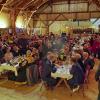 Ein Internationales Treffen des Männerbundes "Schlaraffia bey den Sieben Schwaben" mit 300 Gästen fand in der Dampfsäg in Sontheim statt. Dieser Männerbund wurde schon 1859 in Prag gegründet und hat ein hehres Ziel, nämlich der Kunst, dem Humor und der Freundschaft zu huldigen. Eingerahmt wird dies alles in ein Spiel, das aus Knappen, Junkern und Rittern besteht. Brechend voll war am Abend die Dampfsäg mit über 300 Gästen aus 44 "Reychen" aus ganz Deutschland, Österreich und der Schweiz.
Ein Abend mit den "Schlaraffia bey den Sieben Schwaben"
Der erste "Ambtliche Teil" des Festabends umfasste die Begrüßung der Mitglieder und die Einweihung der Festburg mit Schwert und Orden durch den "Fungierenden Oberschlaraffen des Äußern". Danach folgte die Begrüßung und es wurde die blaue Kerze als Zeichen der schlaraffischen Freundschaft entzündet. Nach der "Schmuspause" kam der "Nicht Ambtliche Teil" fungiert durch den Oberschlaraffen des Inneren mit der Geburtstagshymne und einigen humorvollen und lehrreichen Darbietungen einiger "Ritter". Die Darbietungen wurden zwischendurch immer wieder begleitet vom "Altschlaraffischem Orchester" sowie anerkennenden Lulu-Rufen der Menge. Am Ende wurde die blaue Kerze der Freundschaft wieder gelöscht und die Schlaraffen verließen sichtlich zufrieden das Fest.
