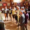 Ein Internationales Treffen des Männerbundes "Schlaraffia bey den Sieben Schwaben" mit 300 Gästen fand in der Dampfsäg in Sontheim statt. Dieser Männerbund wurde schon 1859 in Prag gegründet und hat ein hehres Ziel, nämlich der Kunst, dem Humor und der Freundschaft zu huldigen. Eingerahmt wird dies alles in ein Spiel, das aus Knappen, Junkern und Rittern besteht. Brechend voll war am Abend die Dampfsäg mit über 300 Gästen aus 44 "Reychen" aus ganz Deutschland, Österreich und der Schweiz.
Ein Abend mit den "Schlaraffia bey den Sieben Schwaben"
Der erste "Ambtliche Teil" des Festabends umfasste die Begrüßung der Mitglieder und die Einweihung der Festburg mit Schwert und Orden durch den "Fungierenden Oberschlaraffen des Äußern". Danach folgte die Begrüßung und es wurde die blaue Kerze als Zeichen der schlaraffischen Freundschaft entzündet. Nach der "Schmuspause" kam der "Nicht Ambtliche Teil" fungiert durch den Oberschlaraffen des Inneren mit der Geburtstagshymne und einigen humorvollen und lehrreichen Darbietungen einiger "Ritter". Die Darbietungen wurden zwischendurch immer wieder begleitet vom "Altschlaraffischem Orchester" sowie anerkennenden Lulu-Rufen der Menge. Am Ende wurde die blaue Kerze der Freundschaft wieder gelöscht und die Schlaraffen verließen sichtlich zufrieden das Fest.