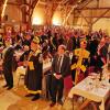 Ein Internationales Treffen des Männerbundes "Schlaraffia bey den Sieben Schwaben" mit 300 Gästen fand in der Dampfsäg in Sontheim statt. Dieser Männerbund wurde schon 1859 in Prag gegründet und hat ein hehres Ziel, nämlich der Kunst, dem Humor und der Freundschaft zu huldigen. Eingerahmt wird dies alles in ein Spiel, das aus Knappen, Junkern und Rittern besteht. Brechend voll war am Abend die Dampfsäg mit über 300 Gästen aus 44 "Reychen" aus ganz Deutschland, Österreich und der Schweiz.
Ein Abend mit den "Schlaraffia bey den Sieben Schwaben"
Der erste "Ambtliche Teil" des Festabends umfasste die Begrüßung der Mitglieder und die Einweihung der Festburg mit Schwert und Orden durch den "Fungierenden Oberschlaraffen des Äußern". Danach folgte die Begrüßung und es wurde die blaue Kerze als Zeichen der schlaraffischen Freundschaft entzündet. Nach der "Schmuspause" kam der "Nicht Ambtliche Teil" fungiert durch den Oberschlaraffen des Inneren mit der Geburtstagshymne und einigen humorvollen und lehrreichen Darbietungen einiger "Ritter". Die Darbietungen wurden zwischendurch immer wieder begleitet vom "Altschlaraffischem Orchester" sowie anerkennenden Lulu-Rufen der Menge. Am Ende wurde die blaue Kerze der Freundschaft wieder gelöscht und die Schlaraffen verließen sichtlich zufrieden das Fest.