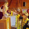 Ein Internationales Treffen des Männerbundes "Schlaraffia bey den Sieben Schwaben" mit 300 Gästen fand in der Dampfsäg in Sontheim statt. Dieser Männerbund wurde schon 1859 in Prag gegründet und hat ein hehres Ziel, nämlich der Kunst, dem Humor und der Freundschaft zu huldigen. Eingerahmt wird dies alles in ein Spiel, das aus Knappen, Junkern und Rittern besteht. Brechend voll war am Abend die Dampfsäg mit über 300 Gästen aus 44 "Reychen" aus ganz Deutschland, Österreich und der Schweiz.
Ein Abend mit den "Schlaraffia bey den Sieben Schwaben"
Der erste "Ambtliche Teil" des Festabends umfasste die Begrüßung der Mitglieder und die Einweihung der Festburg mit Schwert und Orden durch den "Fungierenden Oberschlaraffen des Äußern". Danach folgte die Begrüßung und es wurde die blaue Kerze als Zeichen der schlaraffischen Freundschaft entzündet. Nach der "Schmuspause" kam der "Nicht Ambtliche Teil" fungiert durch den Oberschlaraffen des Inneren mit der Geburtstagshymne und einigen humorvollen und lehrreichen Darbietungen einiger "Ritter". Die Darbietungen wurden zwischendurch immer wieder begleitet vom "Altschlaraffischem Orchester" sowie anerkennenden Lulu-Rufen der Menge. Am Ende wurde die blaue Kerze der Freundschaft wieder gelöscht und die Schlaraffen verließen sichtlich zufrieden das Fest.