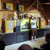 Ein Internationales Treffen des Männerbundes "Schlaraffia bey den Sieben Schwaben" mit 300 Gästen fand in der Dampfsäg in Sontheim statt. Dieser Männerbund wurde schon 1859 in Prag gegründet und hat ein hehres Ziel, nämlich der Kunst, dem Humor und der Freundschaft zu huldigen. Eingerahmt wird dies alles in ein Spiel, das aus Knappen, Junkern und Rittern besteht. Brechend voll war am Abend die Dampfsäg mit über 300 Gästen aus 44 "Reychen" aus ganz Deutschland, Österreich und der Schweiz.
Ein Abend mit den "Schlaraffia bey den Sieben Schwaben"
Der erste "Ambtliche Teil" des Festabends umfasste die Begrüßung der Mitglieder und die Einweihung der Festburg mit Schwert und Orden durch den "Fungierenden Oberschlaraffen des Äußern". Danach folgte die Begrüßung und es wurde die blaue Kerze als Zeichen der schlaraffischen Freundschaft entzündet. Nach der "Schmuspause" kam der "Nicht Ambtliche Teil" fungiert durch den Oberschlaraffen des Inneren mit der Geburtstagshymne und einigen humorvollen und lehrreichen Darbietungen einiger "Ritter". Die Darbietungen wurden zwischendurch immer wieder begleitet vom "Altschlaraffischem Orchester" sowie anerkennenden Lulu-Rufen der Menge. Am Ende wurde die blaue Kerze der Freundschaft wieder gelöscht und die Schlaraffen verließen sichtlich zufrieden das Fest.