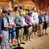 Ein Internationales Treffen des Männerbundes "Schlaraffia bey den Sieben Schwaben" mit 300 Gästen fand in der Dampfsäg in Sontheim statt. Dieser Männerbund wurde schon 1859 in Prag gegründet und hat ein hehres Ziel, nämlich der Kunst, dem Humor und der Freundschaft zu huldigen. Eingerahmt wird dies alles in ein Spiel, das aus Knappen, Junkern und Rittern besteht. Brechend voll war am Abend die Dampfsäg mit über 300 Gästen aus 44 "Reychen" aus ganz Deutschland, Österreich und der Schweiz.
Ein Abend mit den "Schlaraffia bey den Sieben Schwaben"
Der erste "Ambtliche Teil" des Festabends umfasste die Begrüßung der Mitglieder und die Einweihung der Festburg mit Schwert und Orden durch den "Fungierenden Oberschlaraffen des Äußern". Danach folgte die Begrüßung und es wurde die blaue Kerze als Zeichen der schlaraffischen Freundschaft entzündet. Nach der "Schmuspause" kam der "Nicht Ambtliche Teil" fungiert durch den Oberschlaraffen des Inneren mit der Geburtstagshymne und einigen humorvollen und lehrreichen Darbietungen einiger "Ritter". Die Darbietungen wurden zwischendurch immer wieder begleitet vom "Altschlaraffischem Orchester" sowie anerkennenden Lulu-Rufen der Menge. Am Ende wurde die blaue Kerze der Freundschaft wieder gelöscht und die Schlaraffen verließen sichtlich zufrieden das Fest.