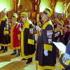 Ein Internationales Treffen des Männerbundes "Schlaraffia bey den Sieben Schwaben" mit 300 Gästen fand in der Dampfsäg in Sontheim statt. Dieser Männerbund wurde schon 1859 in Prag gegründet und hat ein hehres Ziel, nämlich der Kunst, dem Humor und der Freundschaft zu huldigen. Eingerahmt wird dies alles in ein Spiel, das aus Knappen, Junkern und Rittern besteht. Brechend voll war am Abend die Dampfsäg mit über 300 Gästen aus 44 "Reychen" aus ganz Deutschland, Österreich und der Schweiz.
Ein Abend mit den "Schlaraffia bey den Sieben Schwaben"
Der erste "Ambtliche Teil" des Festabends umfasste die Begrüßung der Mitglieder und die Einweihung der Festburg mit Schwert und Orden durch den "Fungierenden Oberschlaraffen des Äußern". Danach folgte die Begrüßung und es wurde die blaue Kerze als Zeichen der schlaraffischen Freundschaft entzündet. Nach der "Schmuspause" kam der "Nicht Ambtliche Teil" fungiert durch den Oberschlaraffen des Inneren mit der Geburtstagshymne und einigen humorvollen und lehrreichen Darbietungen einiger "Ritter". Die Darbietungen wurden zwischendurch immer wieder begleitet vom "Altschlaraffischem Orchester" sowie anerkennenden Lulu-Rufen der Menge. Am Ende wurde die blaue Kerze der Freundschaft wieder gelöscht und die Schlaraffen verließen sichtlich zufrieden das Fest.