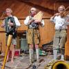 Ein Internationales Treffen des Männerbundes "Schlaraffia bey den Sieben Schwaben" mit 300 Gästen fand in der Dampfsäg in Sontheim statt. Dieser Männerbund wurde schon 1859 in Prag gegründet und hat ein hehres Ziel, nämlich der Kunst, dem Humor und der Freundschaft zu huldigen. Eingerahmt wird dies alles in ein Spiel, das aus Knappen, Junkern und Rittern besteht. Brechend voll war am Abend die Dampfsäg mit über 300 Gästen aus 44 "Reychen" aus ganz Deutschland, Österreich und der Schweiz.
Ein Abend mit den "Schlaraffia bey den Sieben Schwaben"
Der erste "Ambtliche Teil" des Festabends umfasste die Begrüßung der Mitglieder und die Einweihung der Festburg mit Schwert und Orden durch den "Fungierenden Oberschlaraffen des Äußern". Danach folgte die Begrüßung und es wurde die blaue Kerze als Zeichen der schlaraffischen Freundschaft entzündet. Nach der "Schmuspause" kam der "Nicht Ambtliche Teil" fungiert durch den Oberschlaraffen des Inneren mit der Geburtstagshymne und einigen humorvollen und lehrreichen Darbietungen einiger "Ritter". Die Darbietungen wurden zwischendurch immer wieder begleitet vom "Altschlaraffischem Orchester" sowie anerkennenden Lulu-Rufen der Menge. Am Ende wurde die blaue Kerze der Freundschaft wieder gelöscht und die Schlaraffen verließen sichtlich zufrieden das Fest.