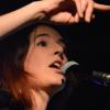 Unter normalen Umständen treten die Ganes stets als Frauentrio auf, doch bei ihrem umjubelten Konzert in der Kultbox fehlte die dritte Gana aufgrund einer Kinderpause. Für sie sprangen der Tubist Johannes Bär ein und der Gitarrist Raffael Holzhauser.
Gesang in seltener Sprache
Die Ganes singen ihre Lieder auf Ladinisch, eine Dolomitensprache, die nur etwa 30.000 Menschen beherrschen. Mit ihren Ethnopop-Stücken entführen sie die Hörer in fantastische Sagenwelten.