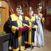 Ein Internationales Treffen des Männerbundes "Schlaraffia bey den Sieben Schwaben" mit 300 Gästen fand in der Dampfsäg in Sontheim statt. Dieser Männerbund wurde schon 1859 in Prag gegründet und hat ein hehres Ziel, nämlich der Kunst, dem Humor und der Freundschaft zu huldigen. Eingerahmt wird dies alles in ein Spiel, das aus Knappen, Junkern und Rittern besteht. Brechend voll war am Abend die Dampfsäg mit über 300 Gästen aus 44 "Reychen" aus ganz Deutschland, Österreich und der Schweiz.
Ein Abend mit den "Schlaraffia bey den Sieben Schwaben"
Der erste "Ambtliche Teil" des Festabends umfasste die Begrüßung der Mitglieder und die Einweihung der Festburg mit Schwert und Orden durch den "Fungierenden Oberschlaraffen des Äußern". Danach folgte die Begrüßung und es wurde die blaue Kerze als Zeichen der schlaraffischen Freundschaft entzündet. Nach der "Schmuspause" kam der "Nicht Ambtliche Teil" fungiert durch den Oberschlaraffen des Inneren mit der Geburtstagshymne und einigen humorvollen und lehrreichen Darbietungen einiger "Ritter". Die Darbietungen wurden zwischendurch immer wieder begleitet vom "Altschlaraffischem Orchester" sowie anerkennenden Lulu-Rufen der Menge. Am Ende wurde die blaue Kerze der Freundschaft wieder gelöscht und die Schlaraffen verließen sichtlich zufrieden das Fest.