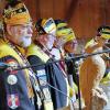 Ein Internationales Treffen des Männerbundes "Schlaraffia bey den Sieben Schwaben" mit 300 Gästen fand in der Dampfsäg in Sontheim statt. Dieser Männerbund wurde schon 1859 in Prag gegründet und hat ein hehres Ziel, nämlich der Kunst, dem Humor und der Freundschaft zu huldigen. Eingerahmt wird dies alles in ein Spiel, das aus Knappen, Junkern und Rittern besteht. Brechend voll war am Abend die Dampfsäg mit über 300 Gästen aus 44 "Reychen" aus ganz Deutschland, Österreich und der Schweiz.
Ein Abend mit den "Schlaraffia bey den Sieben Schwaben"
Der erste "Ambtliche Teil" des Festabends umfasste die Begrüßung der Mitglieder und die Einweihung der Festburg mit Schwert und Orden durch den "Fungierenden Oberschlaraffen des Äußern". Danach folgte die Begrüßung und es wurde die blaue Kerze als Zeichen der schlaraffischen Freundschaft entzündet. Nach der "Schmuspause" kam der "Nicht Ambtliche Teil" fungiert durch den Oberschlaraffen des Inneren mit der Geburtstagshymne und einigen humorvollen und lehrreichen Darbietungen einiger "Ritter". Die Darbietungen wurden zwischendurch immer wieder begleitet vom "Altschlaraffischem Orchester" sowie anerkennenden Lulu-Rufen der Menge. Am Ende wurde die blaue Kerze der Freundschaft wieder gelöscht und die Schlaraffen verließen sichtlich zufrieden das Fest.