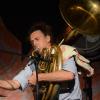 Unter normalen Umständen treten die Ganes stets als Frauentrio auf, doch bei ihrem umjubelten Konzert in der Kultbox fehlte die dritte Gana aufgrund einer Kinderpause. Für sie sprangen der Tubist Johannes Bär ein und der Gitarrist Raffael Holzhauser.
Gesang in seltener Sprache
Die Ganes singen ihre Lieder auf Ladinisch, eine Dolomitensprache, die nur etwa 30.000 Menschen beherrschen. Mit ihren Ethnopop-Stücken entführen sie die Hörer in fantastische Sagenwelten.