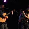 Unter normalen Umständen treten die Ganes stets als Frauentrio auf, doch bei ihrem umjubelten Konzert in der Kultbox fehlte die dritte Gana aufgrund einer Kinderpause. Für sie sprangen der Tubist Johannes Bär ein und der Gitarrist Raffael Holzhauser.
Gesang in seltener Sprache
Die Ganes singen ihre Lieder auf Ladinisch, eine Dolomitensprache, die nur etwa 30.000 Menschen beherrschen. Mit ihren Ethnopop-Stücken entführen sie die Hörer in fantastische Sagenwelten.
