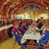 Ein Internationales Treffen des Männerbundes "Schlaraffia bey den Sieben Schwaben" mit 300 Gästen fand in der Dampfsäg in Sontheim statt. Dieser Männerbund wurde schon 1859 in Prag gegründet und hat ein hehres Ziel, nämlich der Kunst, dem Humor und der Freundschaft zu huldigen. Eingerahmt wird dies alles in ein Spiel, das aus Knappen, Junkern und Rittern besteht. Brechend voll war am Abend die Dampfsäg mit über 300 Gästen aus 44 "Reychen" aus ganz Deutschland, Österreich und der Schweiz.
Ein Abend mit den "Schlaraffia bey den Sieben Schwaben"
Der erste "Ambtliche Teil" des Festabends umfasste die Begrüßung der Mitglieder und die Einweihung der Festburg mit Schwert und Orden durch den "Fungierenden Oberschlaraffen des Äußern". Danach folgte die Begrüßung und es wurde die blaue Kerze als Zeichen der schlaraffischen Freundschaft entzündet. Nach der "Schmuspause" kam der "Nicht Ambtliche Teil" fungiert durch den Oberschlaraffen des Inneren mit der Geburtstagshymne und einigen humorvollen und lehrreichen Darbietungen einiger "Ritter". Die Darbietungen wurden zwischendurch immer wieder begleitet vom "Altschlaraffischem Orchester" sowie anerkennenden Lulu-Rufen der Menge. Am Ende wurde die blaue Kerze der Freundschaft wieder gelöscht und die Schlaraffen verließen sichtlich zufrieden das Fest.