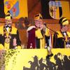 Ein Internationales Treffen des Männerbundes "Schlaraffia bey den Sieben Schwaben" mit 300 Gästen fand in der Dampfsäg in Sontheim statt. Dieser Männerbund wurde schon 1859 in Prag gegründet und hat ein hehres Ziel, nämlich der Kunst, dem Humor und der Freundschaft zu huldigen. Eingerahmt wird dies alles in ein Spiel, das aus Knappen, Junkern und Rittern besteht. Brechend voll war am Abend die Dampfsäg mit über 300 Gästen aus 44 "Reychen" aus ganz Deutschland, Österreich und der Schweiz.
Ein Abend mit den "Schlaraffia bey den Sieben Schwaben"
Der erste "Ambtliche Teil" des Festabends umfasste die Begrüßung der Mitglieder und die Einweihung der Festburg mit Schwert und Orden durch den "Fungierenden Oberschlaraffen des Äußern". Danach folgte die Begrüßung und es wurde die blaue Kerze als Zeichen der schlaraffischen Freundschaft entzündet. Nach der "Schmuspause" kam der "Nicht Ambtliche Teil" fungiert durch den Oberschlaraffen des Inneren mit der Geburtstagshymne und einigen humorvollen und lehrreichen Darbietungen einiger "Ritter". Die Darbietungen wurden zwischendurch immer wieder begleitet vom "Altschlaraffischem Orchester" sowie anerkennenden Lulu-Rufen der Menge. Am Ende wurde die blaue Kerze der Freundschaft wieder gelöscht und die Schlaraffen verließen sichtlich zufrieden das Fest.
