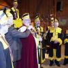Ein Internationales Treffen des Männerbundes "Schlaraffia bey den Sieben Schwaben" mit 300 Gästen fand in der Dampfsäg in Sontheim statt. Dieser Männerbund wurde schon 1859 in Prag gegründet und hat ein hehres Ziel, nämlich der Kunst, dem Humor und der Freundschaft zu huldigen. Eingerahmt wird dies alles in ein Spiel, das aus Knappen, Junkern und Rittern besteht. Brechend voll war am Abend die Dampfsäg mit über 300 Gästen aus 44 "Reychen" aus ganz Deutschland, Österreich und der Schweiz.
Ein Abend mit den "Schlaraffia bey den Sieben Schwaben"
Der erste "Ambtliche Teil" des Festabends umfasste die Begrüßung der Mitglieder und die Einweihung der Festburg mit Schwert und Orden durch den "Fungierenden Oberschlaraffen des Äußern". Danach folgte die Begrüßung und es wurde die blaue Kerze als Zeichen der schlaraffischen Freundschaft entzündet. Nach der "Schmuspause" kam der "Nicht Ambtliche Teil" fungiert durch den Oberschlaraffen des Inneren mit der Geburtstagshymne und einigen humorvollen und lehrreichen Darbietungen einiger "Ritter". Die Darbietungen wurden zwischendurch immer wieder begleitet vom "Altschlaraffischem Orchester" sowie anerkennenden Lulu-Rufen der Menge. Am Ende wurde die blaue Kerze der Freundschaft wieder gelöscht und die Schlaraffen verließen sichtlich zufrieden das Fest.