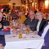 Ein Internationales Treffen des Männerbundes "Schlaraffia bey den Sieben Schwaben" mit 300 Gästen fand in der Dampfsäg in Sontheim statt. Dieser Männerbund wurde schon 1859 in Prag gegründet und hat ein hehres Ziel, nämlich der Kunst, dem Humor und der Freundschaft zu huldigen. Eingerahmt wird dies alles in ein Spiel, das aus Knappen, Junkern und Rittern besteht. Brechend voll war am Abend die Dampfsäg mit über 300 Gästen aus 44 "Reychen" aus ganz Deutschland, Österreich und der Schweiz.
Ein Abend mit den "Schlaraffia bey den Sieben Schwaben"
Der erste "Ambtliche Teil" des Festabends umfasste die Begrüßung der Mitglieder und die Einweihung der Festburg mit Schwert und Orden durch den "Fungierenden Oberschlaraffen des Äußern". Danach folgte die Begrüßung und es wurde die blaue Kerze als Zeichen der schlaraffischen Freundschaft entzündet. Nach der "Schmuspause" kam der "Nicht Ambtliche Teil" fungiert durch den Oberschlaraffen des Inneren mit der Geburtstagshymne und einigen humorvollen und lehrreichen Darbietungen einiger "Ritter". Die Darbietungen wurden zwischendurch immer wieder begleitet vom "Altschlaraffischem Orchester" sowie anerkennenden Lulu-Rufen der Menge. Am Ende wurde die blaue Kerze der Freundschaft wieder gelöscht und die Schlaraffen verließen sichtlich zufrieden das Fest.