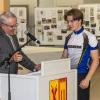Am Mittwoch, den 5. Juni 2024 wurde der Junioren Europameister im Einzel Kunstradfahren Linus Weber SV Kirchdorf, mit den Trainern Stefan Raaf und Viktor Volk, Junior Maximilian Keller, 2er Juniorinnen Pia Schlichting und Jana Wager in der Turn- und Festhalle Kirchdorf von Kirchdorfs Bürgermeister Rainer Langenbacher sowie Freunden, Bekannten, Sponsoren und Sportlern empfangen. Auch der jüngste Nachwuchs im Kunstrad Team des SV Kirchdorf wurde bei der Vorstellung nicht vergessen.
Der Bürgermeister Langenbacher überreichte auch Geschenke an die Sportler. Junior Europameister Linus Weber bedankte sich bei den Trainern und Verantwortlichen im Verein und überreichte kleine Geschenke auch an die Mitstreiter im SV Kirchdorf Kunstrad Team. Musikalisch wurde die Veranstaltung von der Kirchdorfer Musikkapelle begleitet. Zum Abschluss wurden die Sportler und Gäste noch zu einem von der Gemeinde gesponserten Imbiss und Getränken vom Sportverein eingeladen.