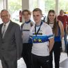 Am Mittwoch, den 5. Juni 2024 wurde der Junioren Europameister im Einzel Kunstradfahren Linus Weber SV Kirchdorf, mit den Trainern Stefan Raaf und Viktor Volk, Junior Maximilian Keller, 2er Juniorinnen Pia Schlichting und Jana Wager in der Turn- und Festhalle Kirchdorf von Kirchdorfs Bürgermeister Rainer Langenbacher sowie Freunden, Bekannten, Sponsoren und Sportlern empfangen. Auch der jüngste Nachwuchs im Kunstrad Team des SV Kirchdorf wurde bei der Vorstellung nicht vergessen.
Der Bürgermeister Langenbacher überreichte auch Geschenke an die Sportler. Junior Europameister Linus Weber bedankte sich bei den Trainern und Verantwortlichen im Verein und überreichte kleine Geschenke auch an die Mitstreiter im SV Kirchdorf Kunstrad Team. Musikalisch wurde die Veranstaltung von der Kirchdorfer Musikkapelle begleitet. Zum Abschluss wurden die Sportler und Gäste noch zu einem von der Gemeinde gesponserten Imbiss und Getränken vom Sportverein eingeladen.