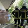Ein Großaufgebot an Rettungskräften hat am Dienstagabend nach einer Vermissten in der Hochwasser führenden Wertach gesucht.