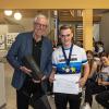 Am Mittwoch, den 5. Juni 2024 wurde der Junioren Europameister im Einzel Kunstradfahren Linus Weber SV Kirchdorf, mit den Trainern Stefan Raaf und Viktor Volk, Junior Maximilian Keller, 2er Juniorinnen Pia Schlichting und Jana Wager in der Turn- und Festhalle Kirchdorf von Kirchdorfs Bürgermeister Rainer Langenbacher sowie Freunden, Bekannten, Sponsoren und Sportlern empfangen. Auch der jüngste Nachwuchs im Kunstrad Team des SV Kirchdorf wurde bei der Vorstellung nicht vergessen.
Der Bürgermeister Langenbacher überreichte auch Geschenke an die Sportler. Junior Europameister Linus Weber bedankte sich bei den Trainern und Verantwortlichen im Verein und überreichte kleine Geschenke auch an die Mitstreiter im SV Kirchdorf Kunstrad Team. Musikalisch wurde die Veranstaltung von der Kirchdorfer Musikkapelle begleitet. Zum Abschluss wurden die Sportler und Gäste noch zu einem von der Gemeinde gesponserten Imbiss und Getränken vom Sportverein eingeladen.