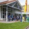 Am Mittwoch, den 5. Juni 2024 wurde der Junioren Europameister im Einzel Kunstradfahren Linus Weber SV Kirchdorf, mit den Trainern Stefan Raaf und Viktor Volk, Junior Maximilian Keller, 2er Juniorinnen Pia Schlichting und Jana Wager in der Turn- und Festhalle Kirchdorf von Kirchdorfs Bürgermeister Rainer Langenbacher sowie Freunden, Bekannten, Sponsoren und Sportlern empfangen. Auch der jüngste Nachwuchs im Kunstrad Team des SV Kirchdorf wurde bei der Vorstellung nicht vergessen.
Der Bürgermeister Langenbacher überreichte auch Geschenke an die Sportler. Junior Europameister Linus Weber bedankte sich bei den Trainern und Verantwortlichen im Verein und überreichte kleine Geschenke auch an die Mitstreiter im SV Kirchdorf Kunstrad Team. Musikalisch wurde die Veranstaltung von der Kirchdorfer Musikkapelle begleitet. Zum Abschluss wurden die Sportler und Gäste noch zu einem von der Gemeinde gesponserten Imbiss und Getränken vom Sportverein eingeladen.