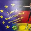 Am Mittwoch, den 5. Juni 2024 wurde der Junioren Europameister im Einzel Kunstradfahren Linus Weber SV Kirchdorf, mit den Trainern Stefan Raaf und Viktor Volk, Junior Maximilian Keller, 2er Juniorinnen Pia Schlichting und Jana Wager in der Turn- und Festhalle Kirchdorf von Kirchdorfs Bürgermeister Rainer Langenbacher sowie Freunden, Bekannten, Sponsoren und Sportlern empfangen. Auch der jüngste Nachwuchs im Kunstrad Team des SV Kirchdorf wurde bei der Vorstellung nicht vergessen.
Der Bürgermeister Langenbacher überreichte auch Geschenke an die Sportler. Junior Europameister Linus Weber bedankte sich bei den Trainern und Verantwortlichen im Verein und überreichte kleine Geschenke auch an die Mitstreiter im SV Kirchdorf Kunstrad Team. Musikalisch wurde die Veranstaltung von der Kirchdorfer Musikkapelle begleitet. Zum Abschluss wurden die Sportler und Gäste noch zu einem von der Gemeinde gesponserten Imbiss und Getränken vom Sportverein eingeladen.
