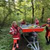 Ein Großaufgebot an Rettungskräften hat am Dienstagabend nach einer Vermissten in der Hochwasser führenden Wertach gesucht.