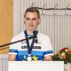 Am Mittwoch, den 5. Juni 2024 wurde der Junioren Europameister im Einzel Kunstradfahren Linus Weber SV Kirchdorf, mit den Trainern Stefan Raaf und Viktor Volk, Junior Maximilian Keller, 2er Juniorinnen Pia Schlichting und Jana Wager in der Turn- und Festhalle Kirchdorf von Kirchdorfs Bürgermeister Rainer Langenbacher sowie Freunden, Bekannten, Sponsoren und Sportlern empfangen. Auch der jüngste Nachwuchs im Kunstrad Team des SV Kirchdorf wurde bei der Vorstellung nicht vergessen.
Der Bürgermeister Langenbacher überreichte auch Geschenke an die Sportler. Junior Europameister Linus Weber bedankte sich bei den Trainern und Verantwortlichen im Verein und überreichte kleine Geschenke auch an die Mitstreiter im SV Kirchdorf Kunstrad Team. Musikalisch wurde die Veranstaltung von der Kirchdorfer Musikkapelle begleitet. Zum Abschluss wurden die Sportler und Gäste noch zu einem von der Gemeinde gesponserten Imbiss und Getränken vom Sportverein eingeladen.