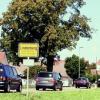 Eine Blechlawine rollt durchs Dorf