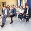Am Mittwoch, den 5. Juni 2024 wurde der Junioren Europameister im Einzel Kunstradfahren Linus Weber SV Kirchdorf, mit den Trainern Stefan Raaf und Viktor Volk, Junior Maximilian Keller, 2er Juniorinnen Pia Schlichting und Jana Wager in der Turn- und Festhalle Kirchdorf von Kirchdorfs Bürgermeister Rainer Langenbacher sowie Freunden, Bekannten, Sponsoren und Sportlern empfangen. Auch der jüngste Nachwuchs im Kunstrad Team des SV Kirchdorf wurde bei der Vorstellung nicht vergessen.
Der Bürgermeister Langenbacher überreichte auch Geschenke an die Sportler. Junior Europameister Linus Weber bedankte sich bei den Trainern und Verantwortlichen im Verein und überreichte kleine Geschenke auch an die Mitstreiter im SV Kirchdorf Kunstrad Team. Musikalisch wurde die Veranstaltung von der Kirchdorfer Musikkapelle begleitet. Zum Abschluss wurden die Sportler und Gäste noch zu einem von der Gemeinde gesponserten Imbiss und Getränken vom Sportverein eingeladen.