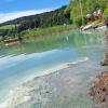 Wegen einer unbekannten Substanz hat das Landratsamt Oberallgäu am Großen Alpsee bei Immenstadt ein Badeverbot verhängt. Es besteht der Verdacht, dass es sich um Blaualgen handeln könnte. Es wurden Wasserproben entnommen um das zu überprüfen.