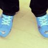 Blaue Füße färben auf Schuhe ab