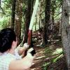 Mit Pfeil und Bogen Jagd auf den Schaumstoff-Bär