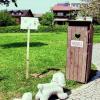 Gelungener Maischerz: In ganz Hergensweiler stehen Hundeklos aller Arten
