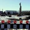 Schweres Gerät auf Liebherr-Gelände - Pfähle sollen stabilen Untergrund schaffen