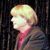 Kinski lebt und stellt Angie nach
