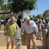 Die beiden Königsbrunner überzeugen sich von einem Brunnen in Togo und bekommen die Bauweise erklärt.