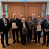 Die neuen Trägerinnen und Träger der Bürgermedaille in Asbach-Bäumenheim  zusammen mit dem Bürgermeister. Unser Bild zeigt von links:  Martin Paninka, Andreas Haupt, Rainer Hurle, Helga Ewig, Marianne Wagner, Wilhelm Bernert, Bruno Schönherr und Emmeran Mayr.