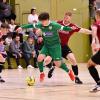 13 Mannschaften aus dem Landkreis Donau-Ries sind bei der Futsal-Kreismeisterschaft dabei, darunter auch wieder der TSV Nördlingen und der TSV Monheim. In der Bildmitte Nördlingens Roman Schlicker (in Grün) gegen Monheims Timo Kotter.