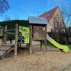 So sehen die beschmierten Spielgeräte auf dem Spielplatz in der Fèrestraße in Wertingen aus.  