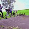 Jugendliche freuen sich über Skaterplatz